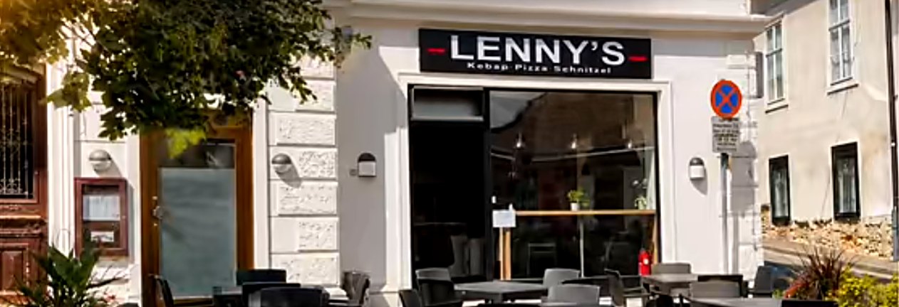 Fassade von Lenny's in Perchtoldsdorf mit Schanigarten und Sitzplätzen im Freien