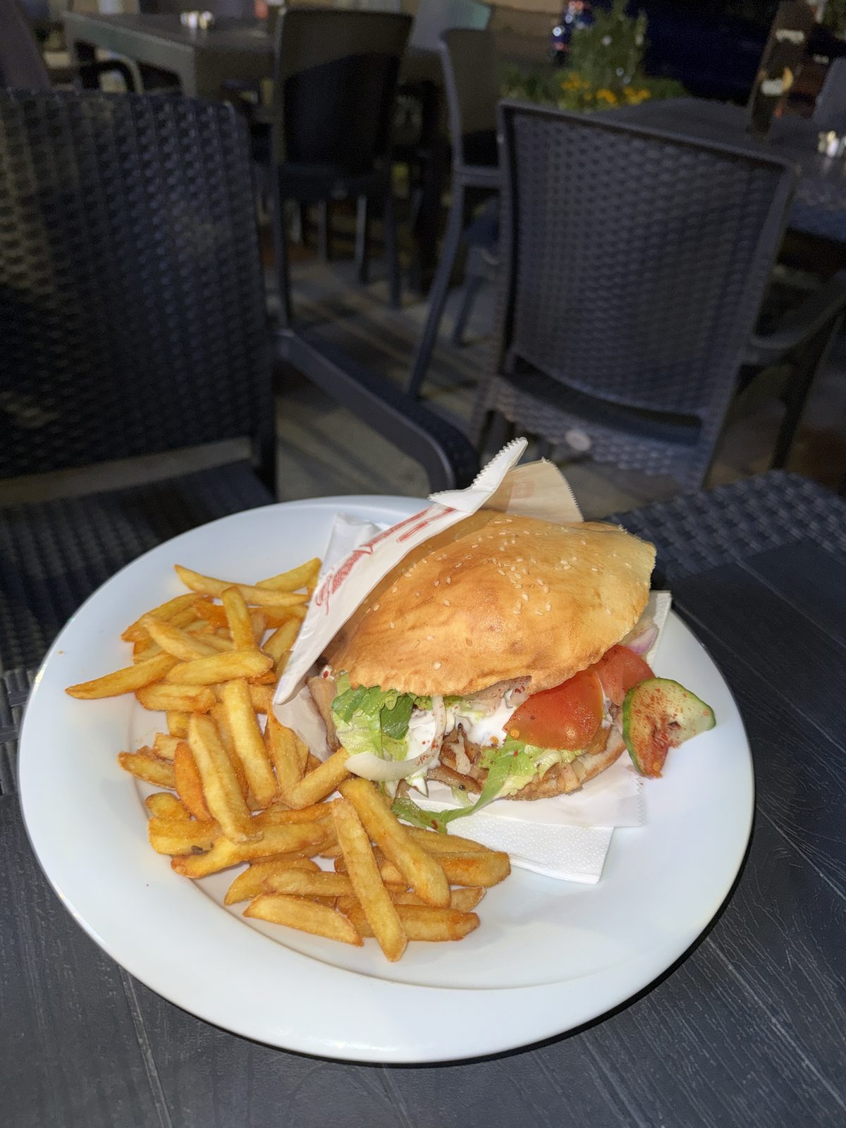 Kebap im Brot mit knusprigen Pommes, serviert im Gastgarten